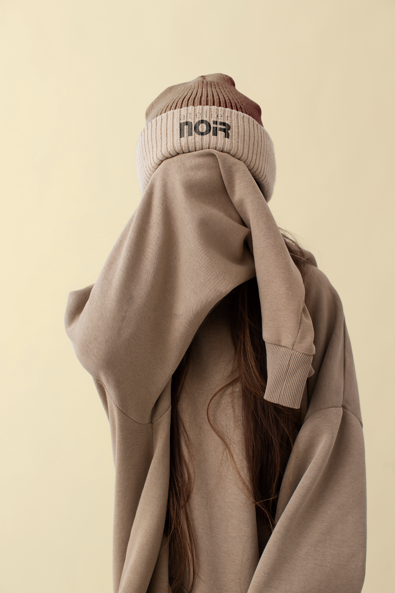 лого Atelier NOIR на шапке теплого оттенка, модный брендинг