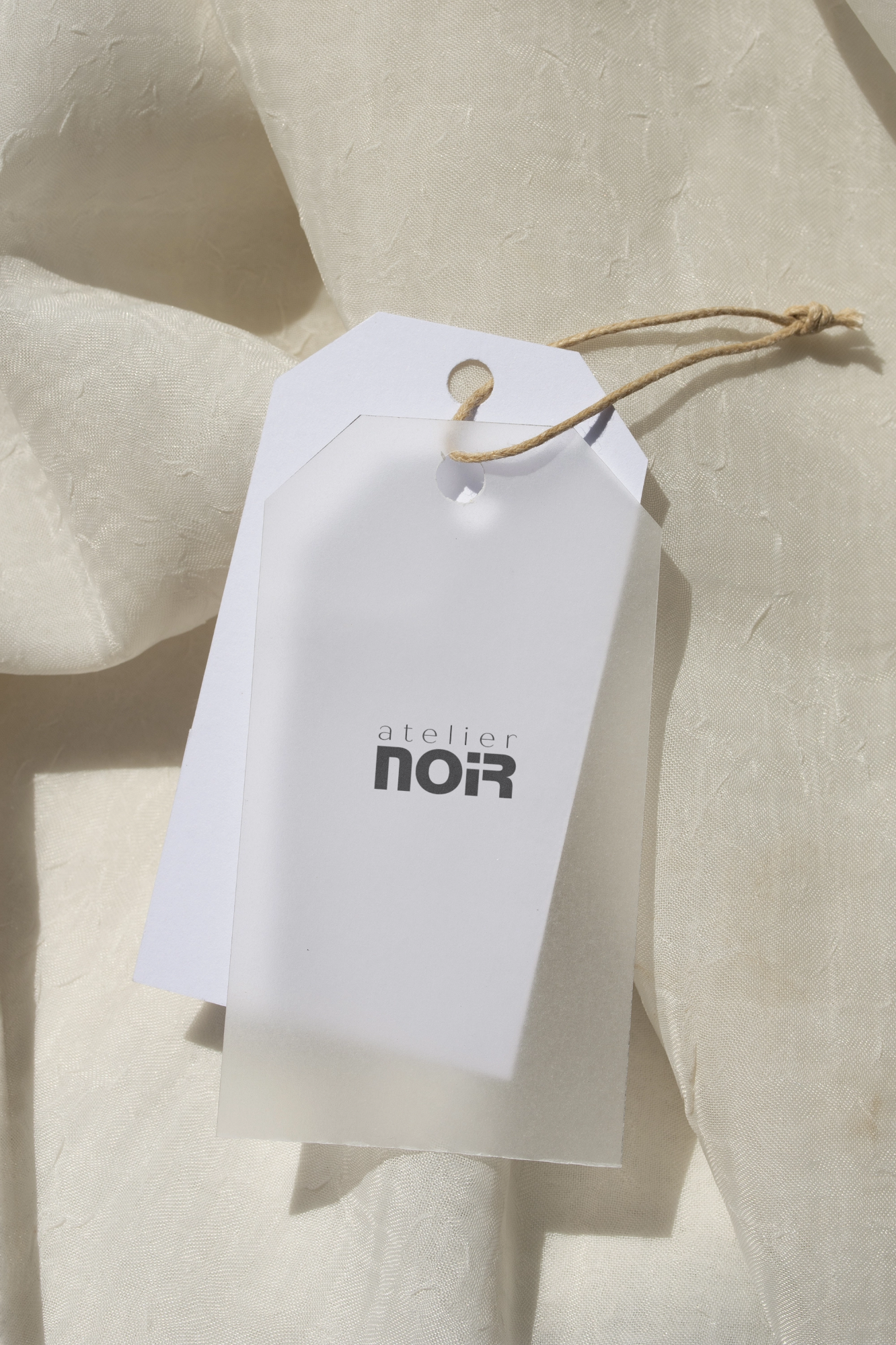 Логотип с графическим акцентом, этикетки и адаптируемые носители (от этикетки до печати), визуальные решения для съемок, лукбуки и упаковка