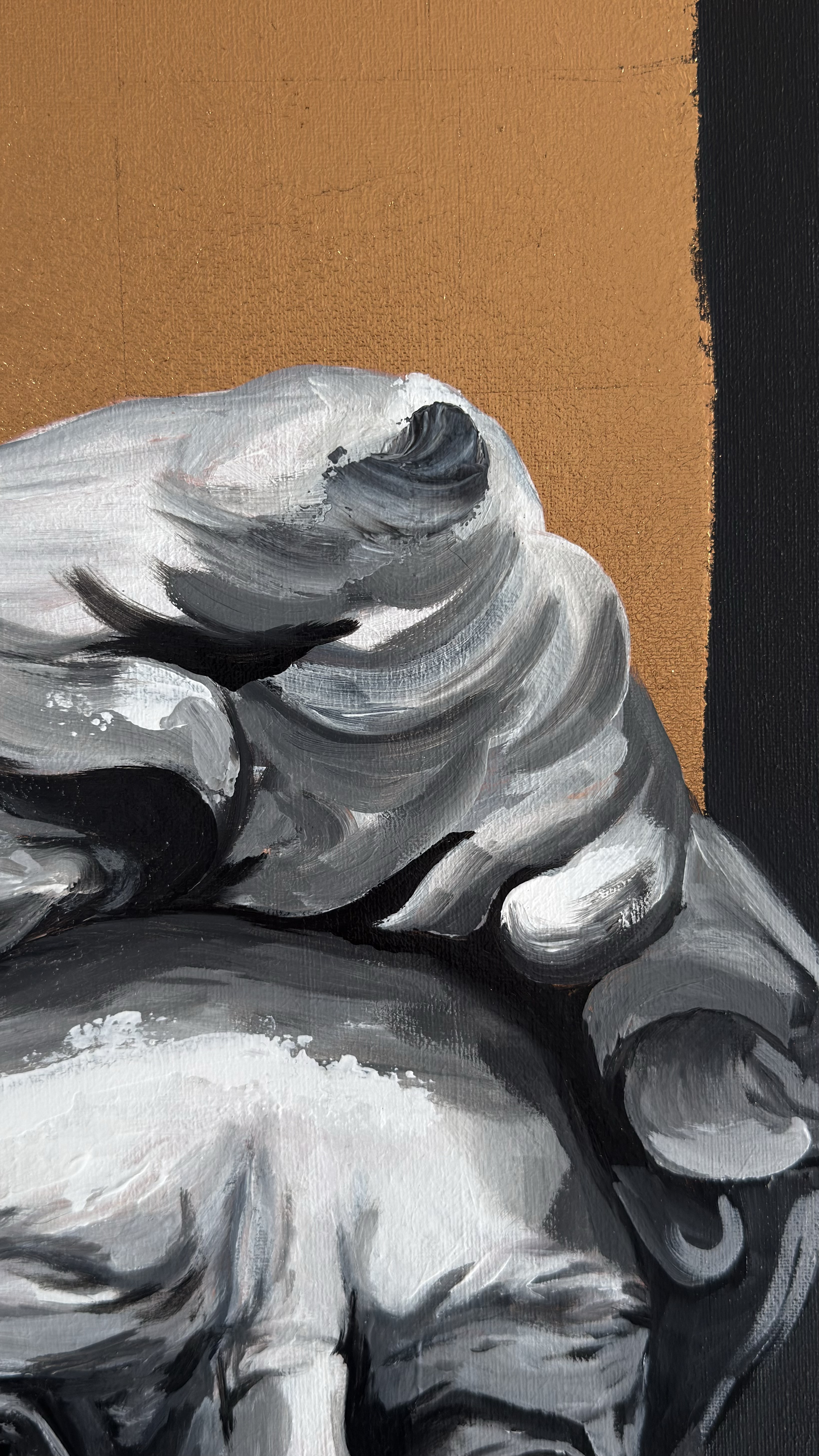 Peinture originale d'une tête à l'antique en gris sur fond ocre doré